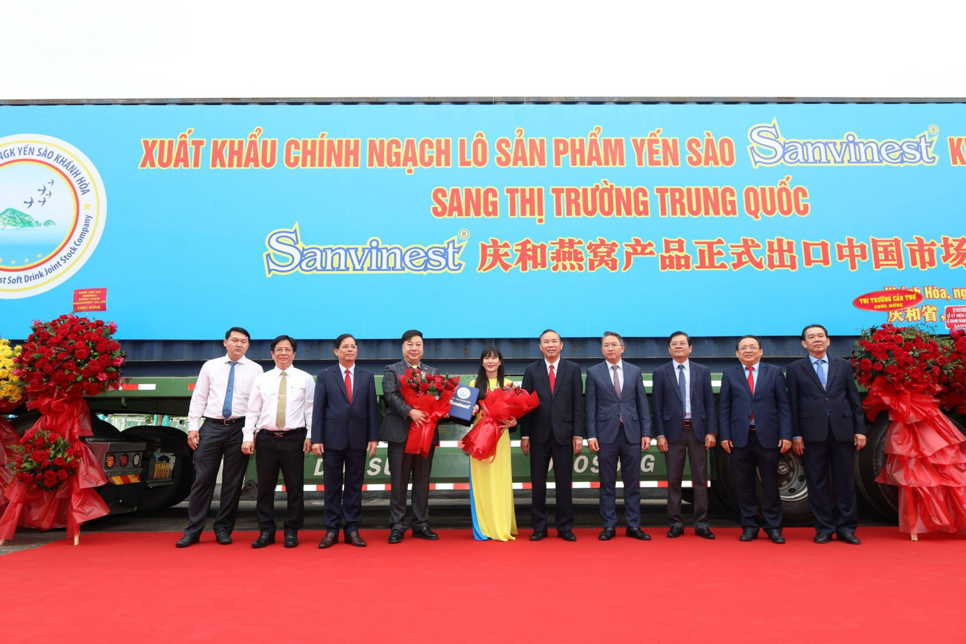 Bà Trịnh Thị Hồng Vân cùng đối tác chứng kiến xuất khẩu chính ngạch lô sản phẩm yến sào sang thị trường Trung Quốc