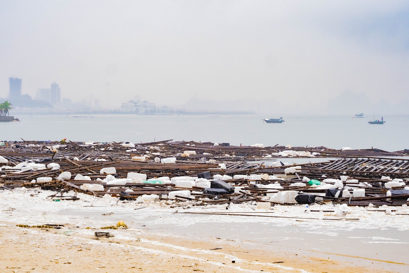 Bè tre, hộp xốp, rác thải dạt vào bãi biển Tuần Châu sau bão