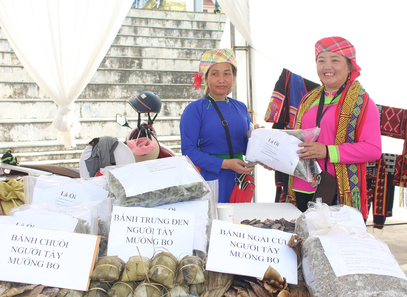 Sản phẩm dược liệu, ẩm thực của người Tày xã Mường Bo (thị xã Sa Pa). Sản phẩm dược liệu, ẩm thực của người Tày xã Mường Bo (thị xã Sa Pa).