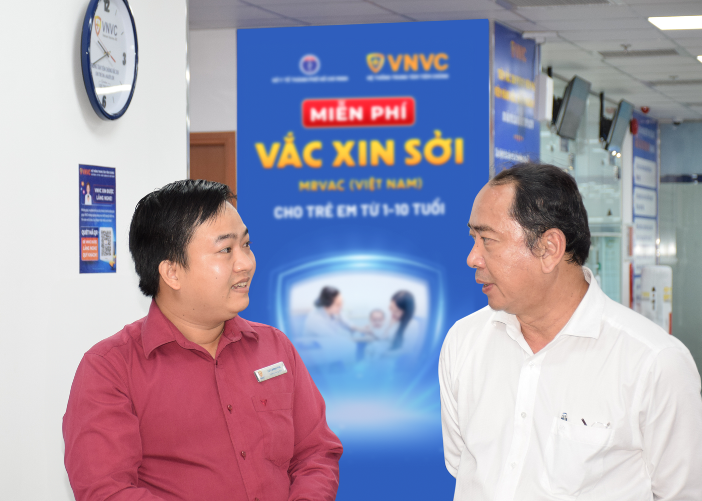 PGS.TS Tăng Chí Thượng (bìa phải) đến thăm và giám sát việc triển khai chiến dịch tiêm vắc xin sởi miễn phí cho trẻ từ 1-10 tuổi sáng 17/9 tại VNVC Quận 8 (TP HCM). Ảnh: Mộc Thảo