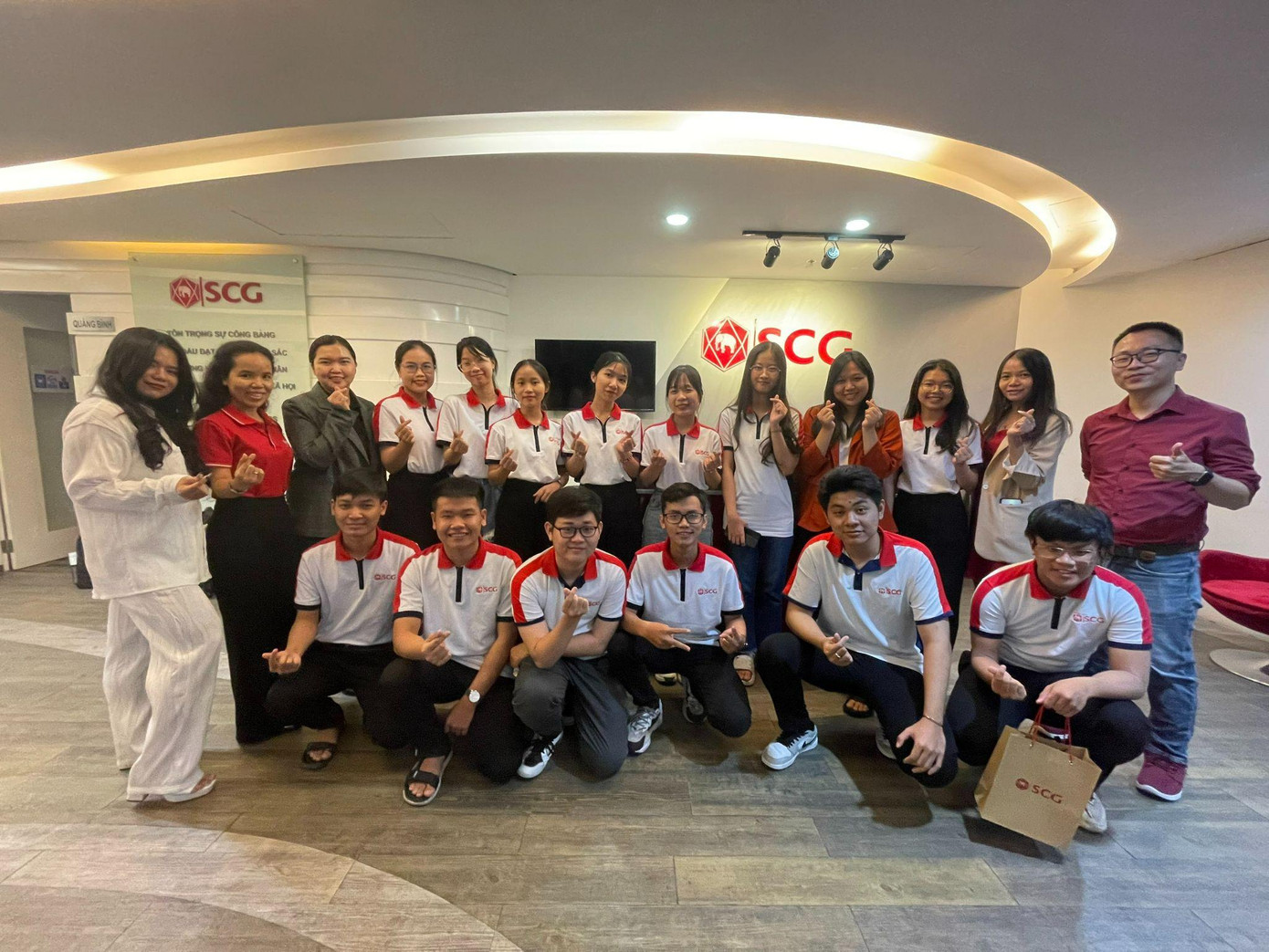 Không chỉ dừng lại ở hỗ trợ chi phí để sinh viên theo đuổi giảng đường, giá trị của học bổng còn được tiếp nối qua các hoạt động trang bị kĩ năng, truyền cảm hứng về ESG. Không chỉ dừng lại ở hỗ trợ chi phí để sinh viên theo đuổi giảng đường, giá trị của học bổng còn được tiếp nối qua các hoạt động trang bị kĩ năng, truyền cảm hứng về ESG.