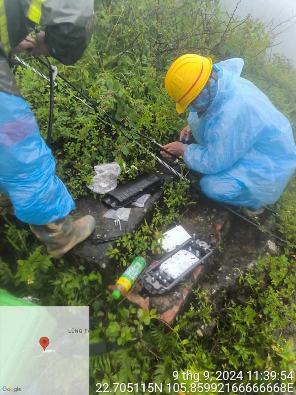 Các kỹ thuật viên Viettel hàn cáp, khắc phục sự cố ngay trong mưa lớn, sạt lở.