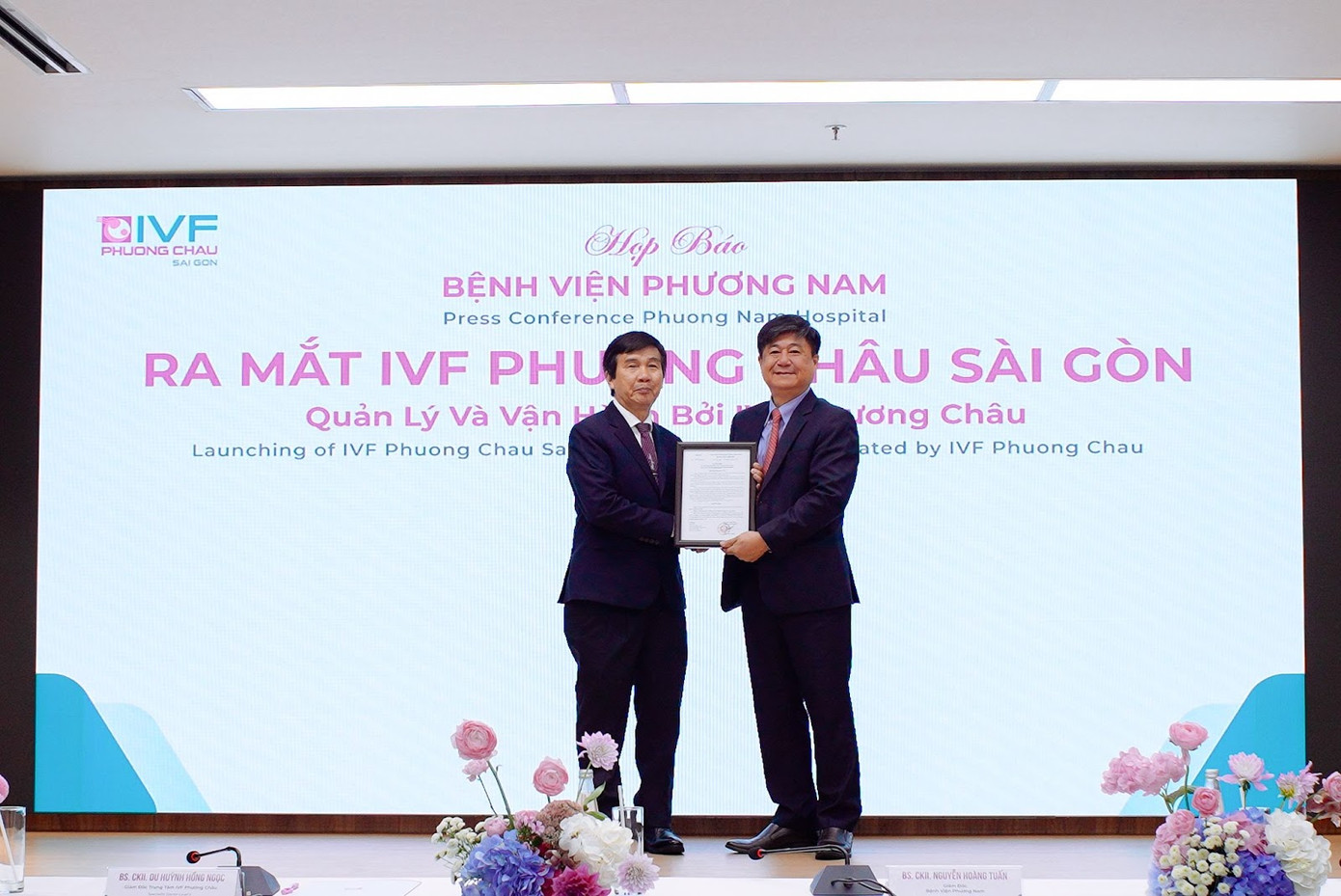 ThS. BS Đinh Anh Tuấn - Vụ trưởng Vụ Sức Khỏe Bà mẹ - Trẻ em trao Giấy phép hoạt động IVF Phương Châu Sài Gòn cho BS. CKII Nguyễn Hoàng Tuấn - Giám đốc Bệnh viện Phương Nam