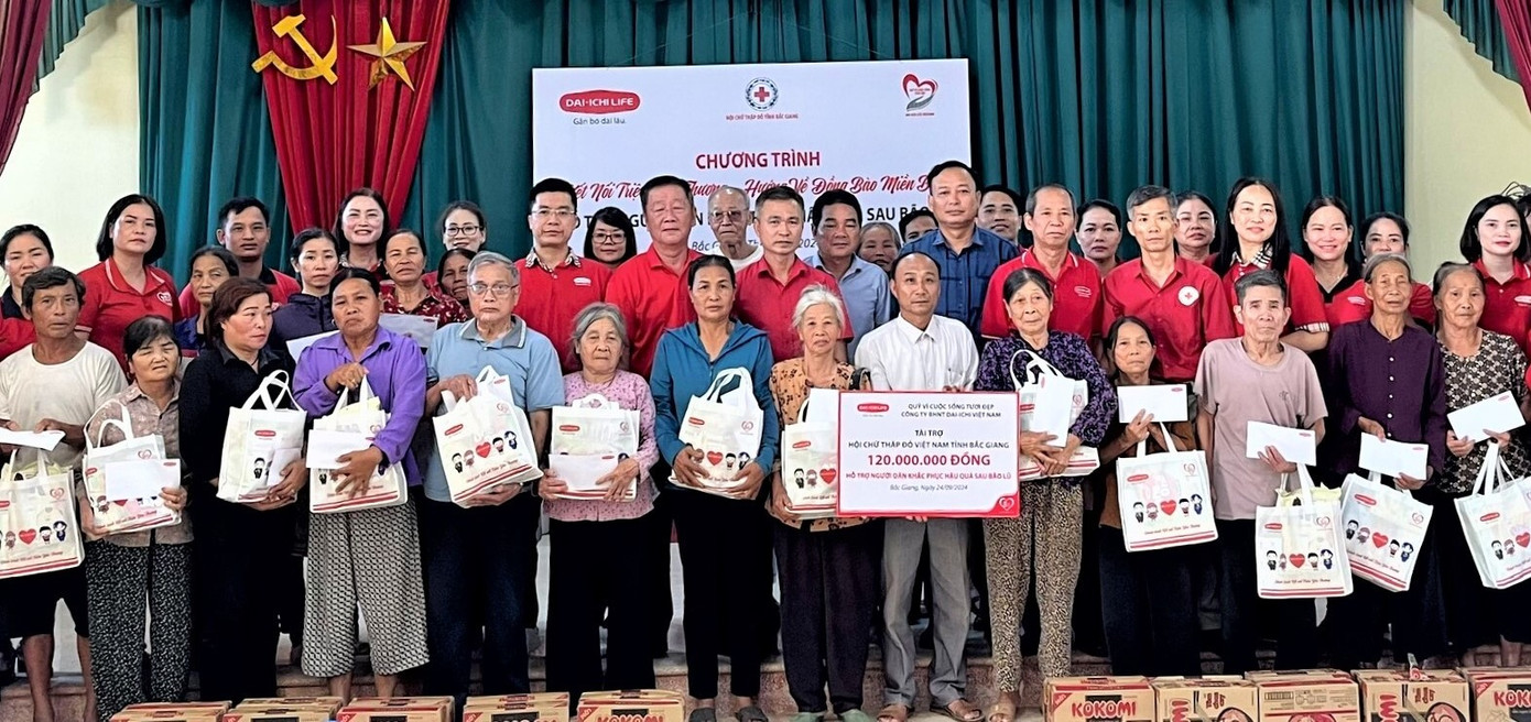 Đại diện Dai-ichi Life Việt Nam thăm và tặng quà người dân bị thiệt hại do lũ lụt ở Bắc Giang