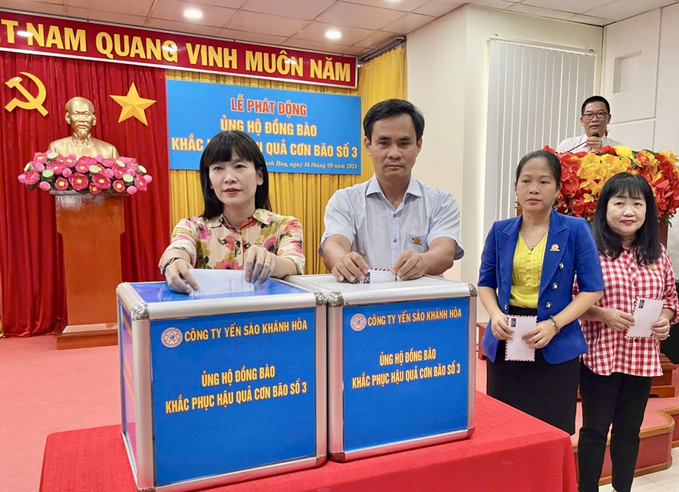 Lãnh đạo công ty quyên góp ủng hộ đồng bào miền Bắc khắc phục hậu quả cơn bão số 3