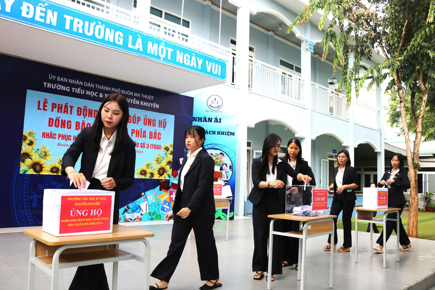 Cán bộ, giáo viên, nhân viên, phụ huynh ủng hộ bị ảnh hưởng bão lũ