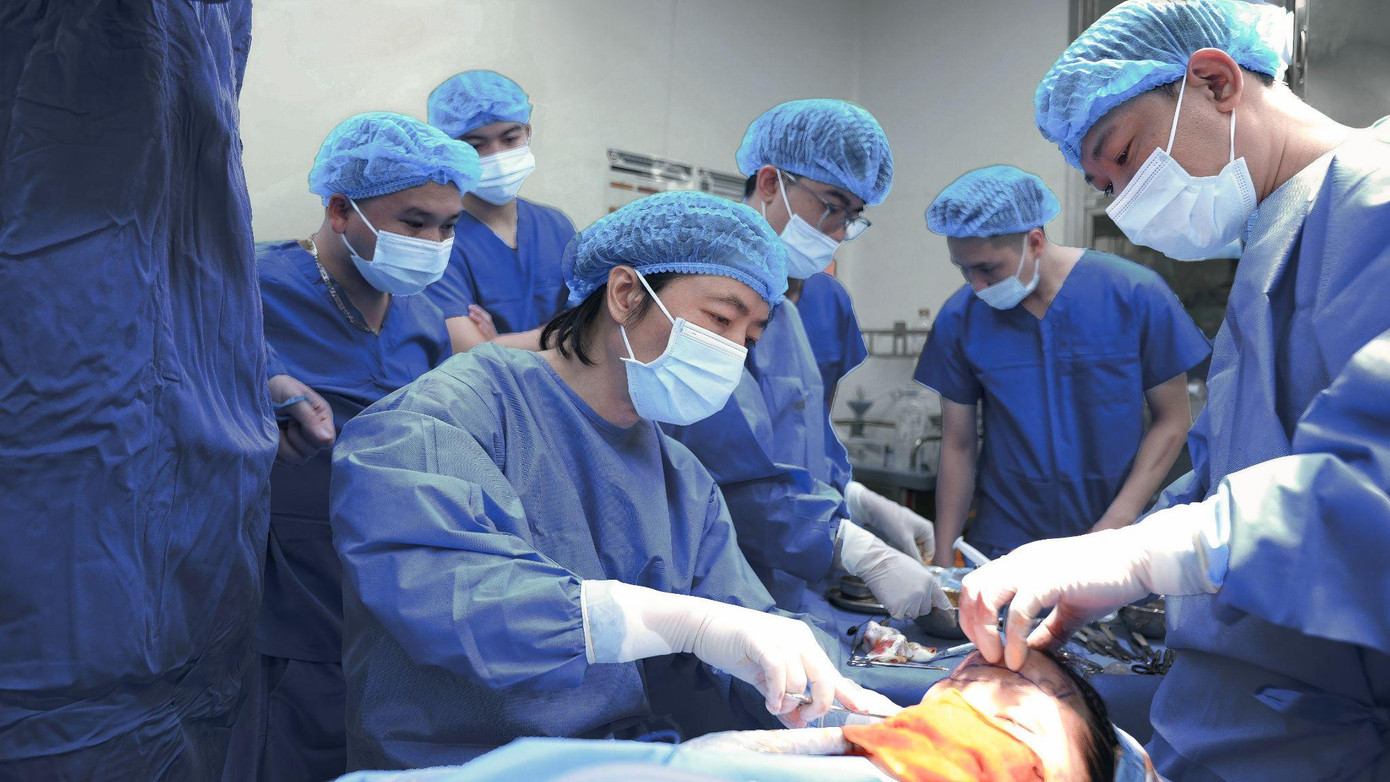 Dr.Richard Huy và Ekip bác sĩ thẩm mỹ Kangnam tiến hành phẫu thuật tạo hình mũi cho Lò Thị Lệ