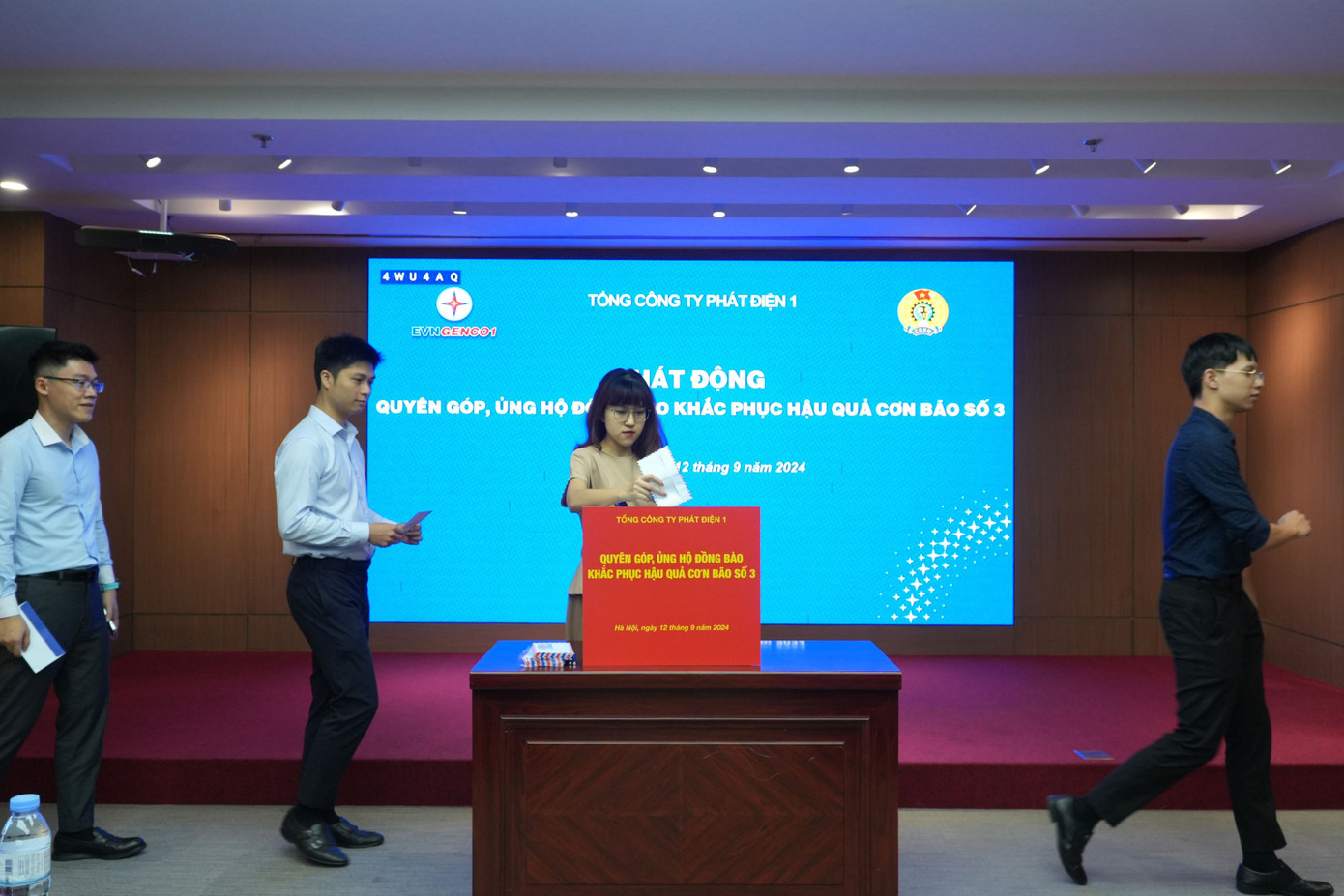 Hưởng ứng lời kêu gọi, ngay tại lễ phát động, CBCNV Cơ quan Tổng công ty Phát điện 1 đã tham gia ủng hộ đồng bào khắc phục hậu quả cơn bão số 3 Hưởng ứng lời kêu gọi, ngay tại lễ phát động, CBCNV Cơ quan Tổng công ty Phát điện 1 đã tham gia ủng hộ đồng bào khắc phục hậu quả cơn bão số 3