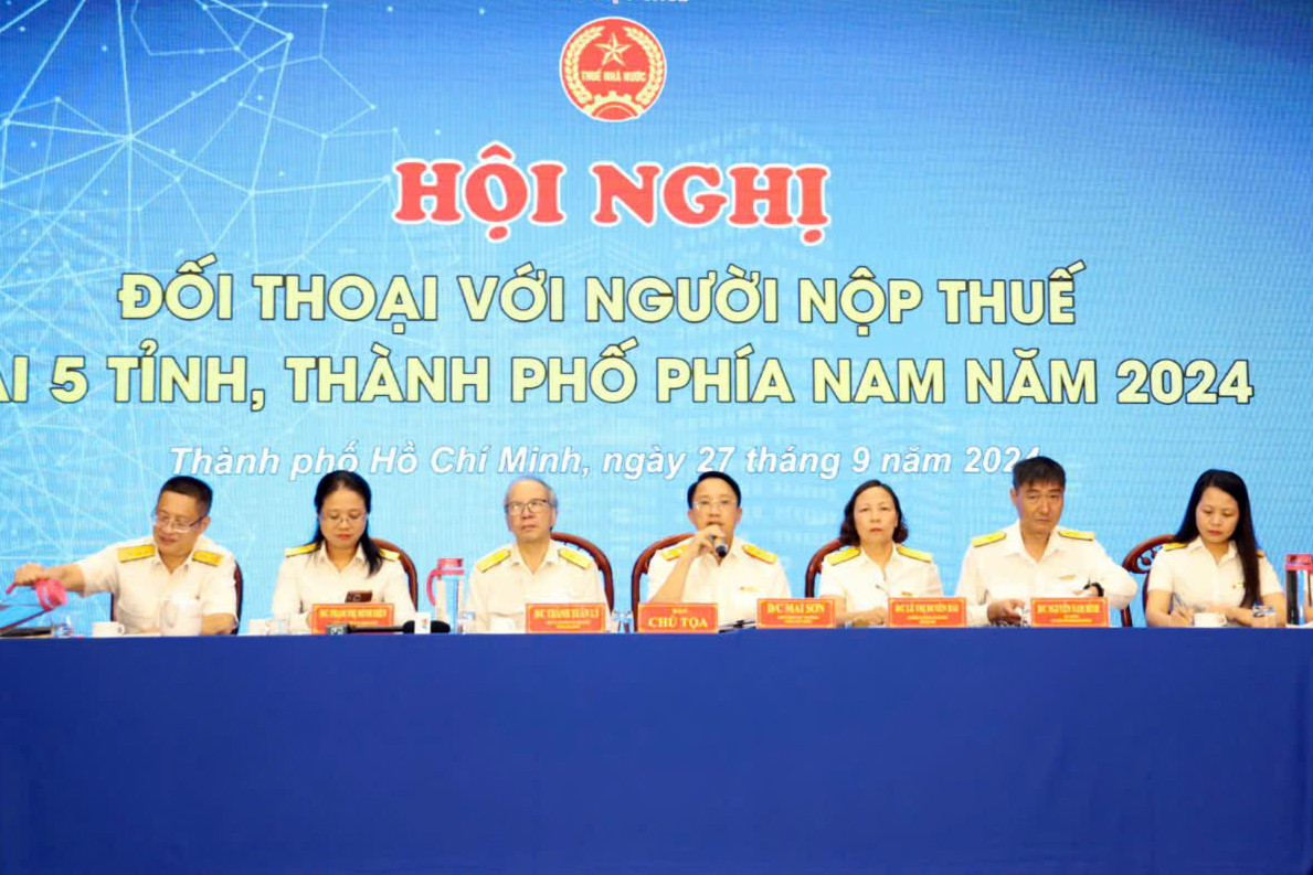 Đại diện cơ quan thuế đối thoại với người nộp thuế 5 địa phương