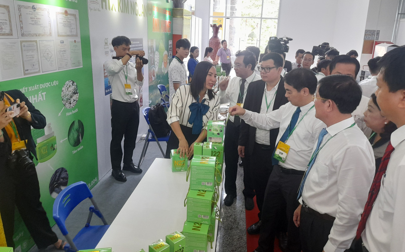 Đại biểu tham quan tại Tuần lễ Chuyển đổi số và Khởi nghiệp đổi mới sáng tạo - Hậu Giang 2024