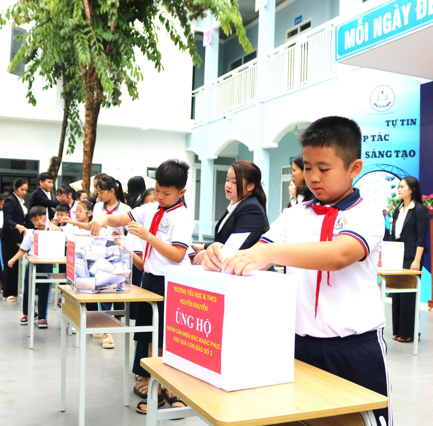 Học sinh chung tay đóng góp ủng hộ đồng bào thiệt hại do bão lũ