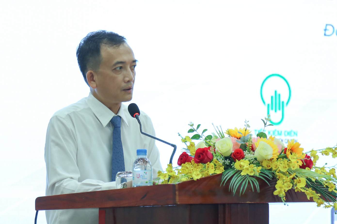 Theo ông Trịnh Quốc Vũ, Phó Vụ trưởng Vụ Tiết kiệm năng lượng và Phát triển bền vững (Bộ Công Thương), những con số ấn tượng về số người tham gia, lượt trả lời câu hỏi mỗi kỳ thi cho thấy sự quan tâm rất lớn của cộng đồng đối với vấn đề tiết kiệm năng lượng Theo ông Trịnh Quốc Vũ, Phó Vụ trưởng Vụ Tiết kiệm năng lượng và Phát triển bền vững (Bộ Công Thương), những con số ấn tượng về số người tham gia, lượt trả lời câu hỏi mỗi kỳ thi cho thấy sự quan tâm rất lớn của cộng đồng đối với vấn đề tiết kiệm năng lượng