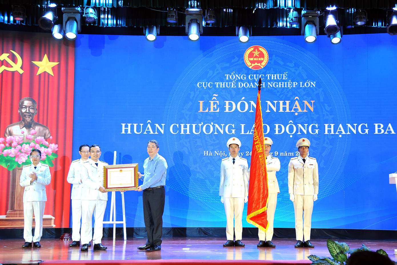 Thứ trưởng Cao Anh Tuấn thừa ủy quyền của Chủ tịch nước Cộng hòa XHCN Việt Nam trao tặng trao Huân chương Lao động hạng Ba cho Cục Thuế DNL (Tổng cục Thuế)