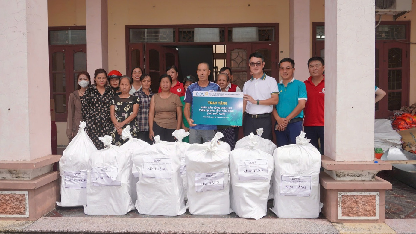 BIDV trao tặng quà cho nhân dân trên địa bàn các tỉnh vùng ngập lụt