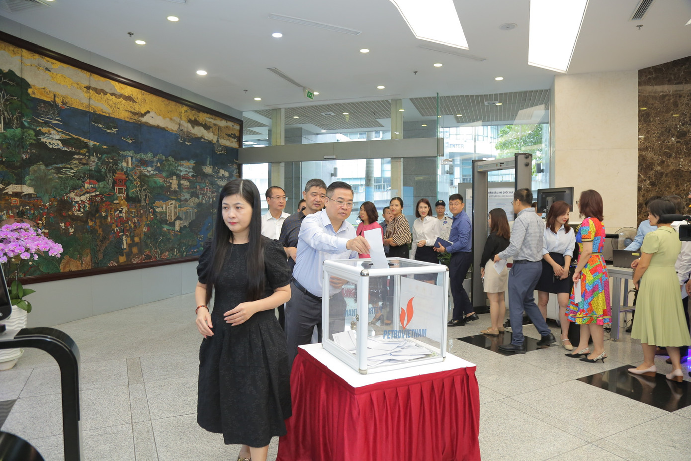 Các đồng chí lãnh đạo và cán bộ, công nhân viên Cơ quan Tập đoàn Dầu khí Việt Nam tham gia quyên góp, ủng hộ