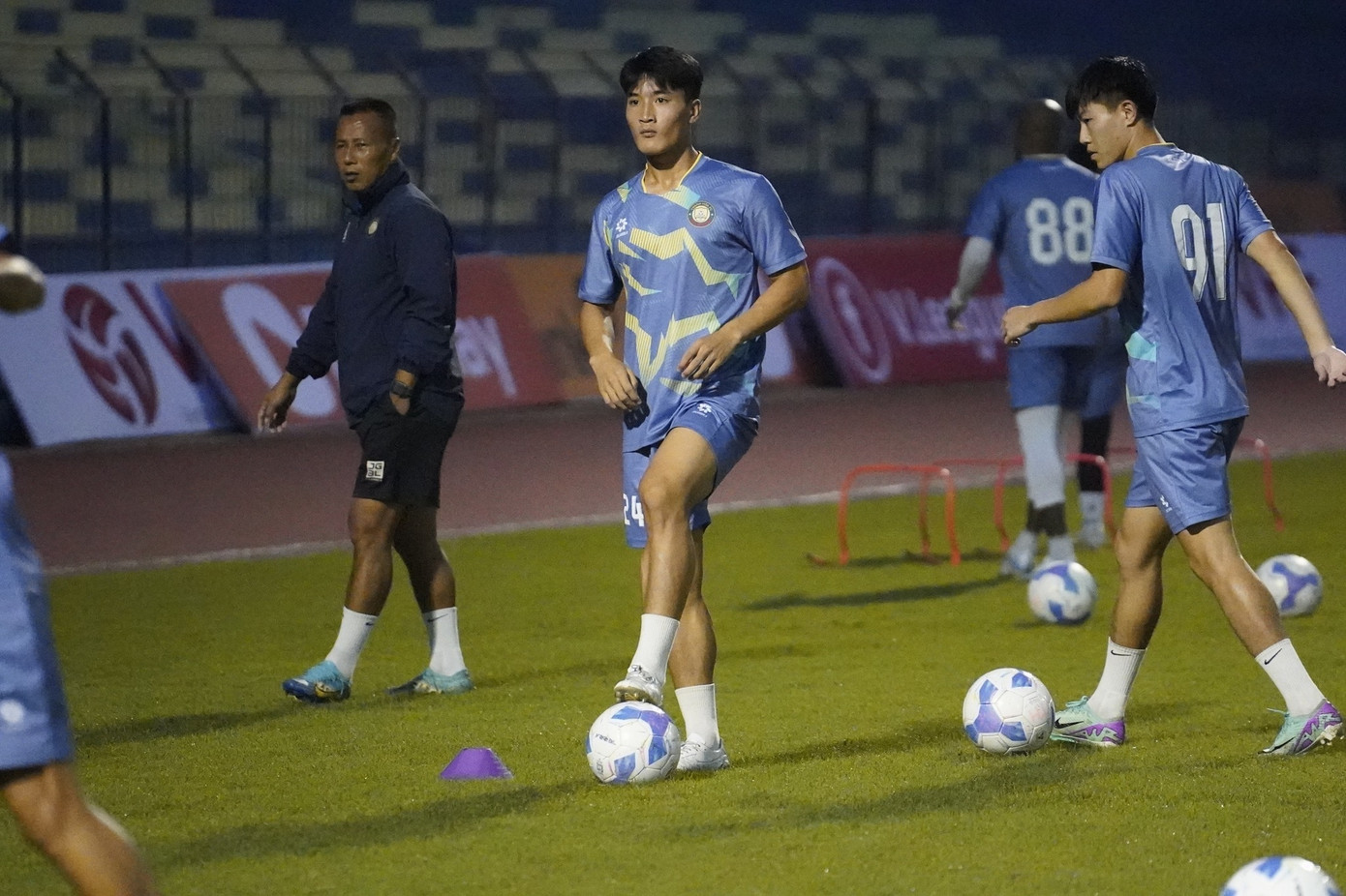 Các đội bóng chú trọng sử dụng cầu thủ trẻ Các đội bóng chú trọng sử dụng cầu thủ trẻ