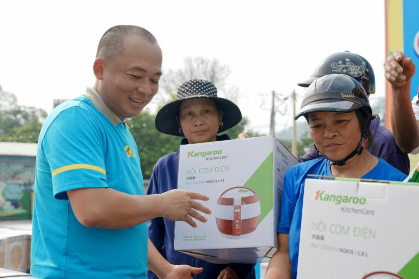 CEO Điện máy Xanh trao tận tay những phần quà ý nghĩa cho bà con trong sự kiện ngày 25/9