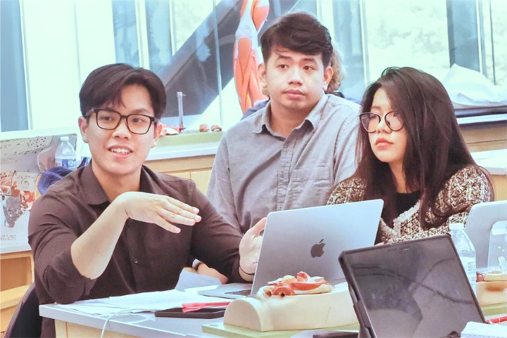 Sinh viên Y Khoa TTU tự tin trao đổi trong môi trường học tập đa văn hoá với cộng đồng sinh viên nước ngoài