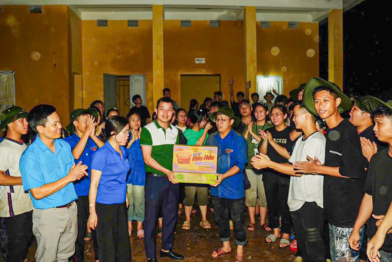 Vietcombank Hưng Yên hỗ trợ nhu yếu phẩm và kịp thời vận chuyển đến người dân vùng lũ Vietcombank Hưng Yên hỗ trợ nhu yếu phẩm và kịp thời vận chuyển đến người dân vùng lũ