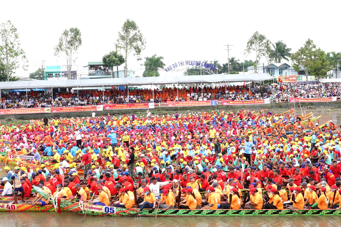 Đua ghe Ngo là hoạt động không thể thiếu trong lễ hội Oóc Om Bóc truyền thống của người dân Khmer Sóc Trăng