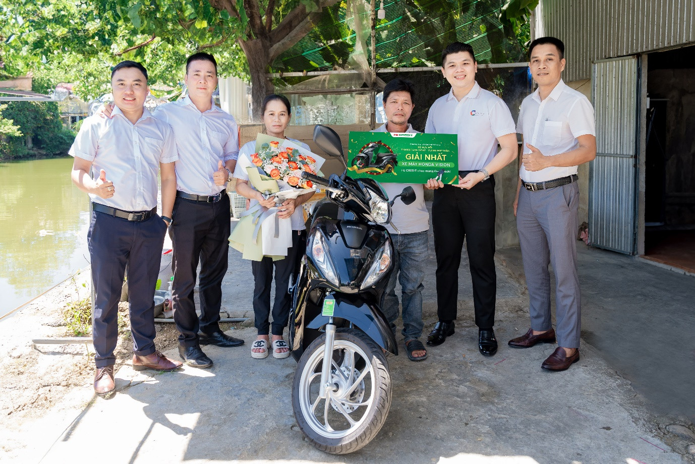 Đại diện FE CREDIT trao giải nhất xe Honda Vision đến khách hàng may mắn trong đợt 3 của chương trình.Ảnh: FE CREDIT Đại diện FE CREDIT trao giải nhất xe Honda Vision đến khách hàng may mắn trong đợt 3 của chương trình.Ảnh: FE CREDIT