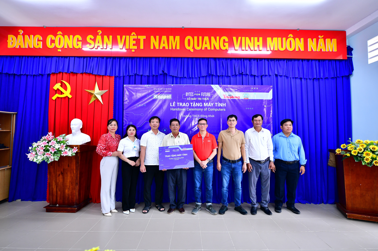 Ông Joseph Low (thứ tư từ phải sang), Chủ tịch, Khối Bất động sản, Keppel Việt Nam, Ông Lý Thành Tâm (thứ ba từ phải sang), Trưởng Cơ quan Đại diện báo Tiền Phong tại TP. HCM cùng đại diện phòng Giáo dục Huyện Châu Thành và xã Đồng Khởi tại lễ trao tặng máy tính.