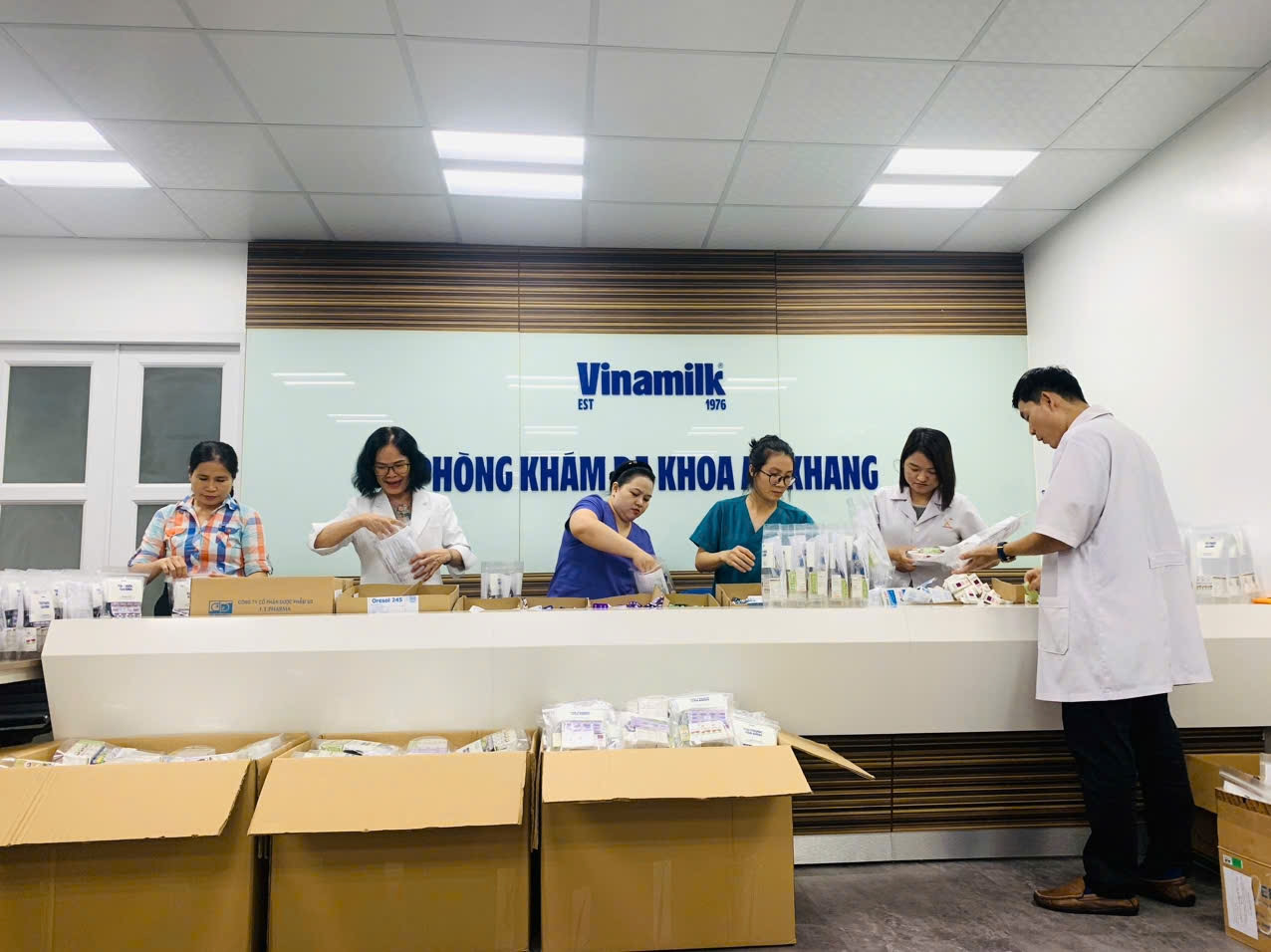 Ngoài ra, các y bác sĩ, dược sĩ của Phòng khám đa khoa An Khang (Vinamilk) tại TP.HCM cũng đã cùng nhau chuẩn bị 600 túi thuốc gia đình để gửi đến bà con các tỉnh miền Bắc như Hà Giang, Tuyên Quang... Túi thuốc gồm các loại thuốc cơ bản cần thiết, được kèm theo tờ hướng dẫn cụ thể, rõ ràng để người dân sử dụng.