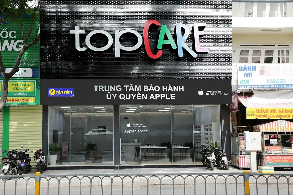 Khách hàng có thể dễ dàng bảo hành iPhone 16 tại các trung tâm TopCare, nơi 100% kỹ thuật viên được cấp chứng chỉ từ Apple và toàn bộ linh kiện do Apple cung cấp Khách hàng có thể dễ dàng bảo hành iPhone 16 tại các trung tâm TopCare, nơi 100% kỹ thuật viên được cấp chứng chỉ từ Apple và toàn bộ linh kiện do Apple cung cấp