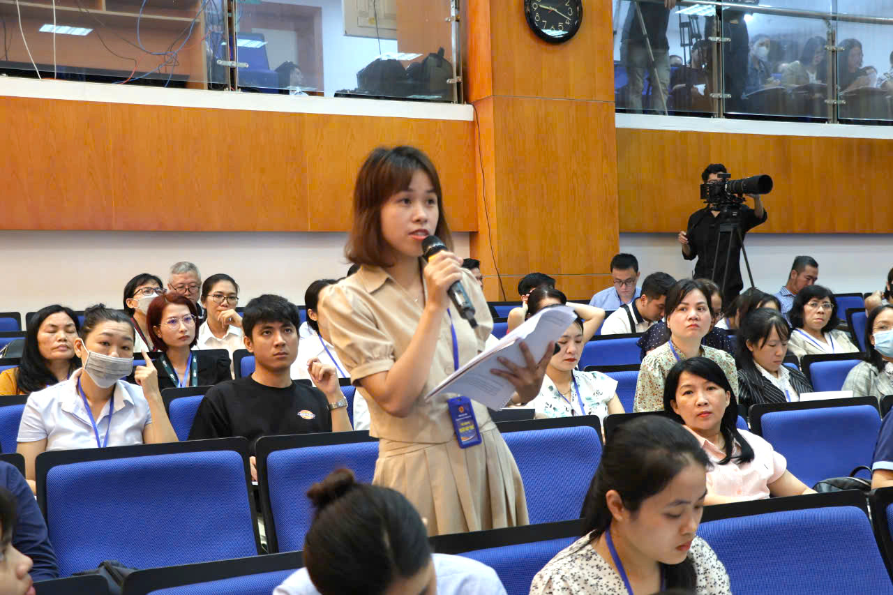 Đại diện người nộp thuế nêu ý kiến tại đối thoại với cơ quan thuế.