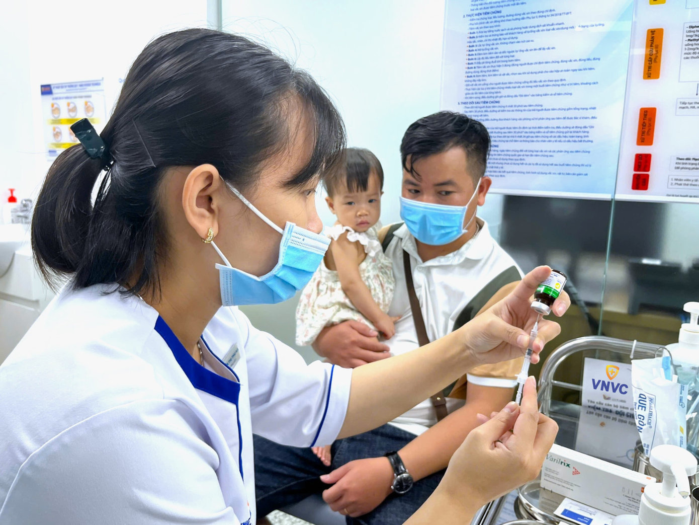 Nhiều trẻ được phụ huynh đưa đến các điểm tiêm chủng của VNVC tại TP HCM để tiêm vắc xin sởi miễn phí sáng 16/9.