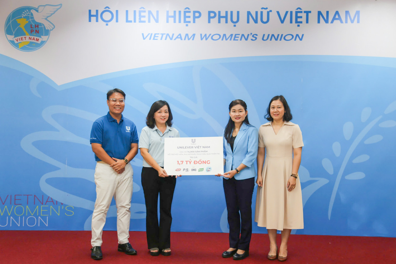 Đại diện Unilever cùng Bà Tôn Ngọc Hạnh - Phó Chủ tịch Hội Liên hiệp Phụ nữ Việt Nam và chị Nguyễn Thị Thanh Thúy - Phó ban Gia đình Xã hội