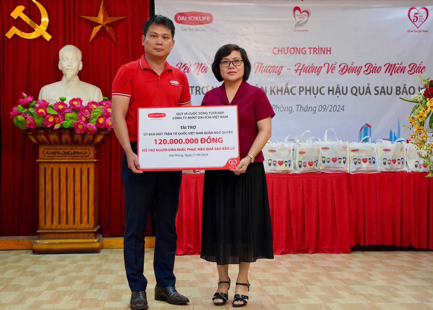 Ông Đặng Hồng Hải, Tổng Giám đốc Dai-ichi Life Việt Nam trao biểu trưng số tiền tài trợ cho Bà Vũ Thị Phương Liên – Phó Chủ tịch Ủy ban MTQVN Quận Ngô Quyền, TP. Hải Phòng