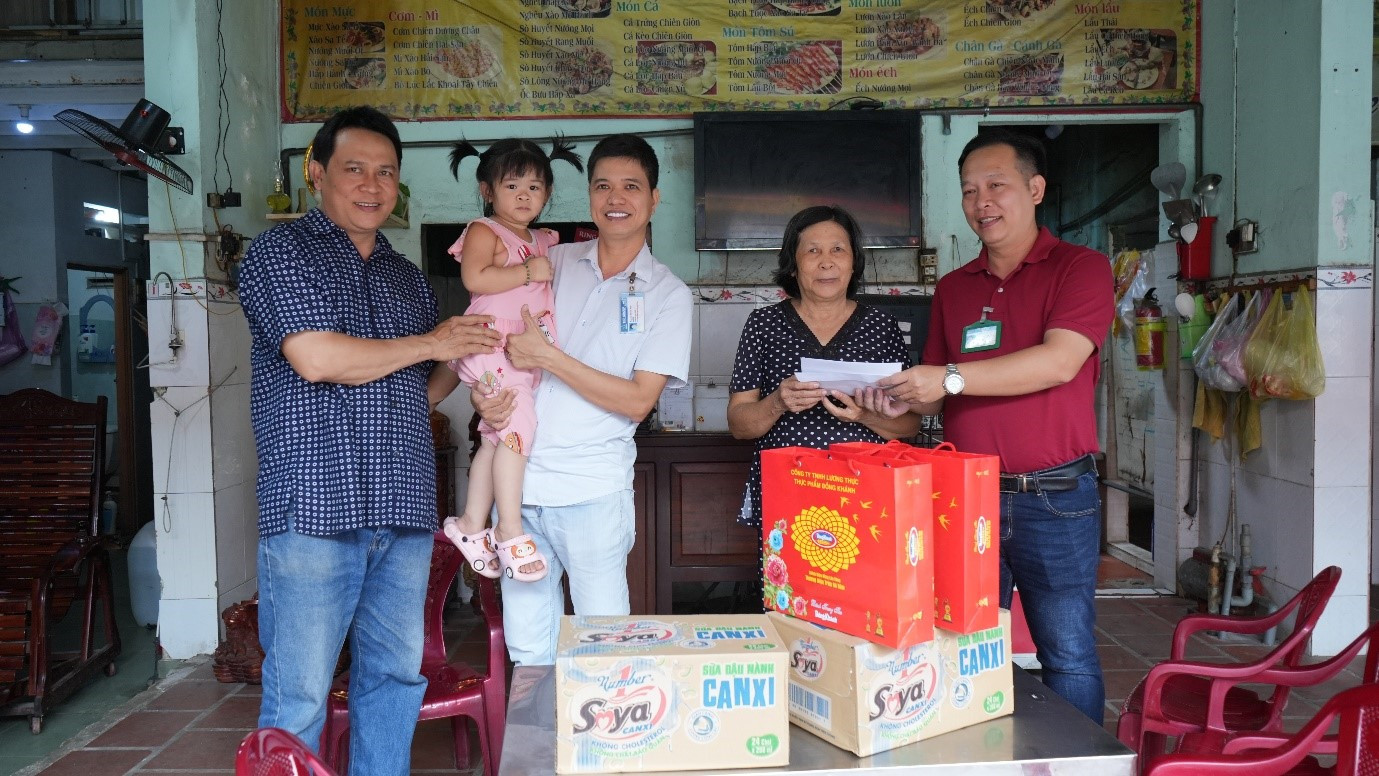Gần 50 em nhỏ mồ côi do dịch Covid tại TP.HCM đã được các cán bộ nhân viên Công ty Tân Hiệp Phát đến tận nhà thăm hỏi, tặng quà dịp Tết trung thu. Ảnh: Trần Khánh.