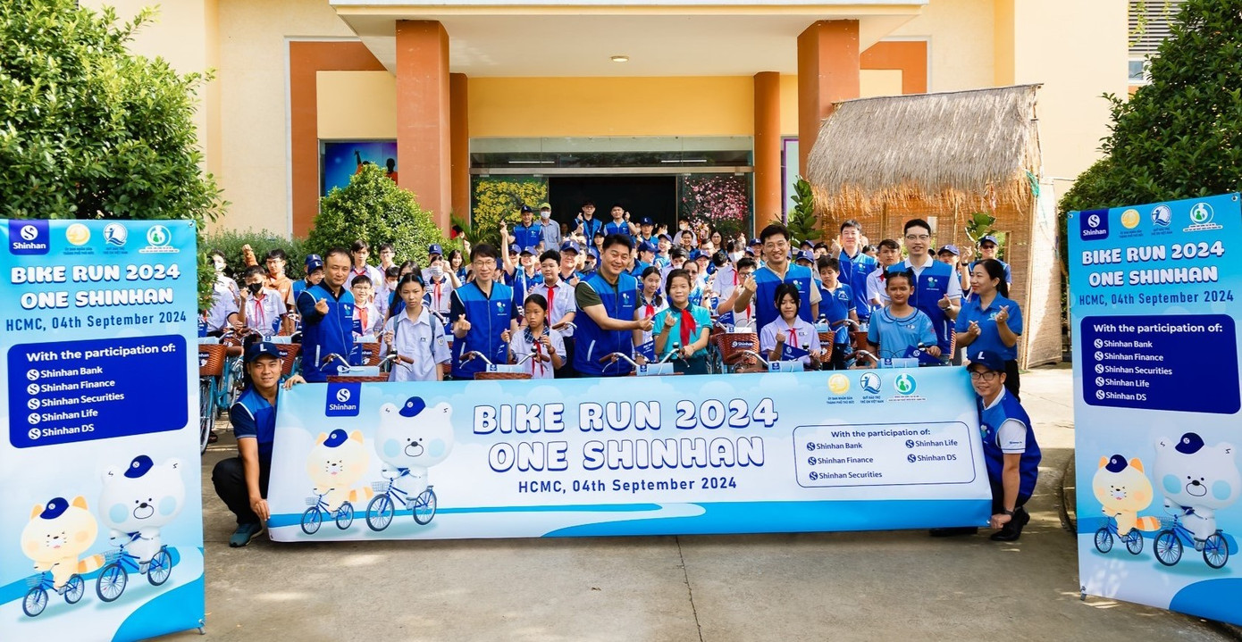 Niềm vui của những học sinh khi nhận xe đạp từ đại diện ngân hàng