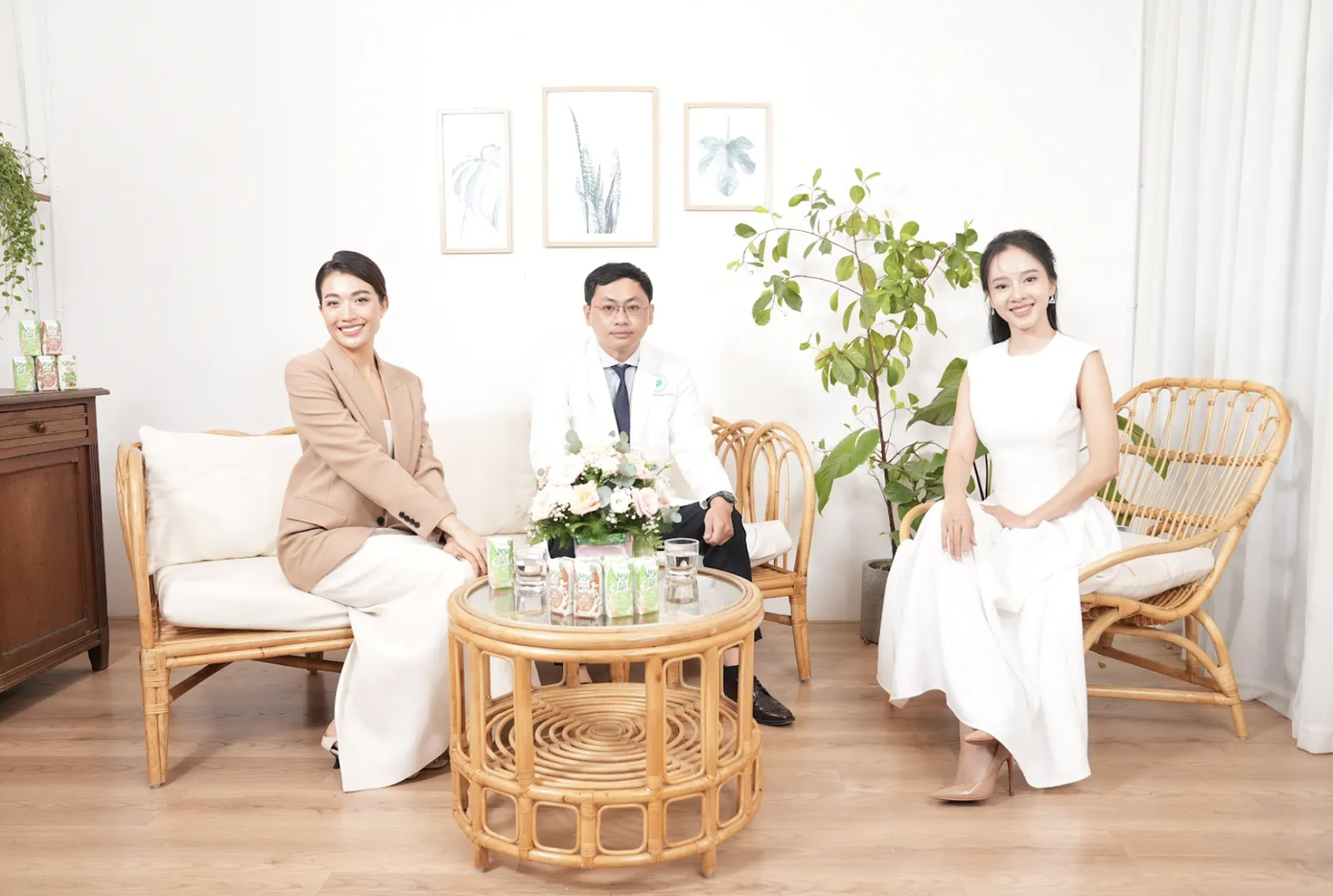 Á hậu Lệ Hằng cùng Bác sĩ Đặng Ngọc Hùng lần đầu bật mí về lợi ích vàng của sữa làm từ các loại hạt cao cấp