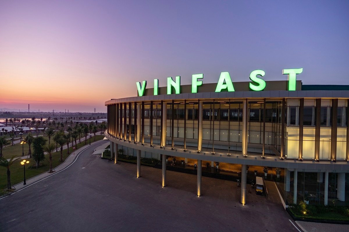 VinFast là công ty có tốc độ gia tăng giá trị thương hiệu lớn nhất bảng xếp hạng. Với tầm nhìn trở thành hãng xe điện thông minh toàn cầu, VinFast đã đặt nền móng cho ngành công nghiệp sản xuất ô tô - xe máy điện tại Việt Nam, đồng thời đang nỗ lực góp phần thúc đẩy cuộc cách mạng xe điện trên toàn thế giới VinFast là công ty có tốc độ gia tăng giá trị thương hiệu lớn nhất bảng xếp hạng. Với tầm nhìn trở thành hãng xe điện thông minh toàn cầu, VinFast đã đặt nền móng cho ngành công nghiệp sản xuất ô tô - xe máy điện tại Việt Nam, đồng thời đang nỗ lực góp phần thúc đẩy cuộc cách mạng xe điện trên toàn thế giới