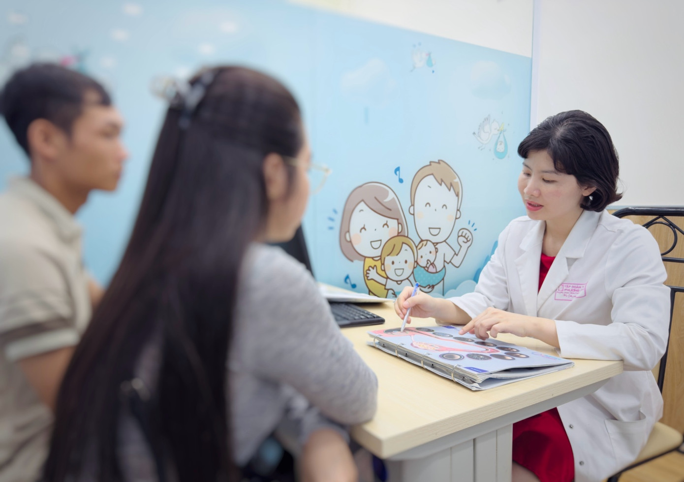 Bác sĩ IVF Phương Châu tư vấn cho khách hàng Bác sĩ IVF Phương Châu tư vấn cho khách hàng