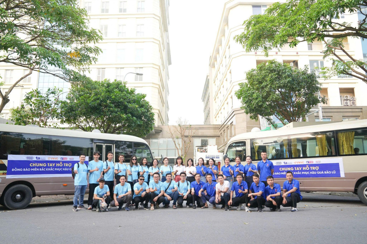 Các cán bộ công nhân viên của Hệ thống BVĐK Tâm Anh và VNVC chung tay giúp đồng bào vùng lũ.