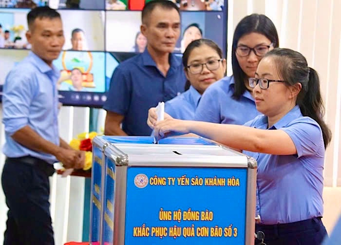 Người lao động công ty quyên góp hỗ trợ đồng bào bị thiệt hại do cơn bão số 3