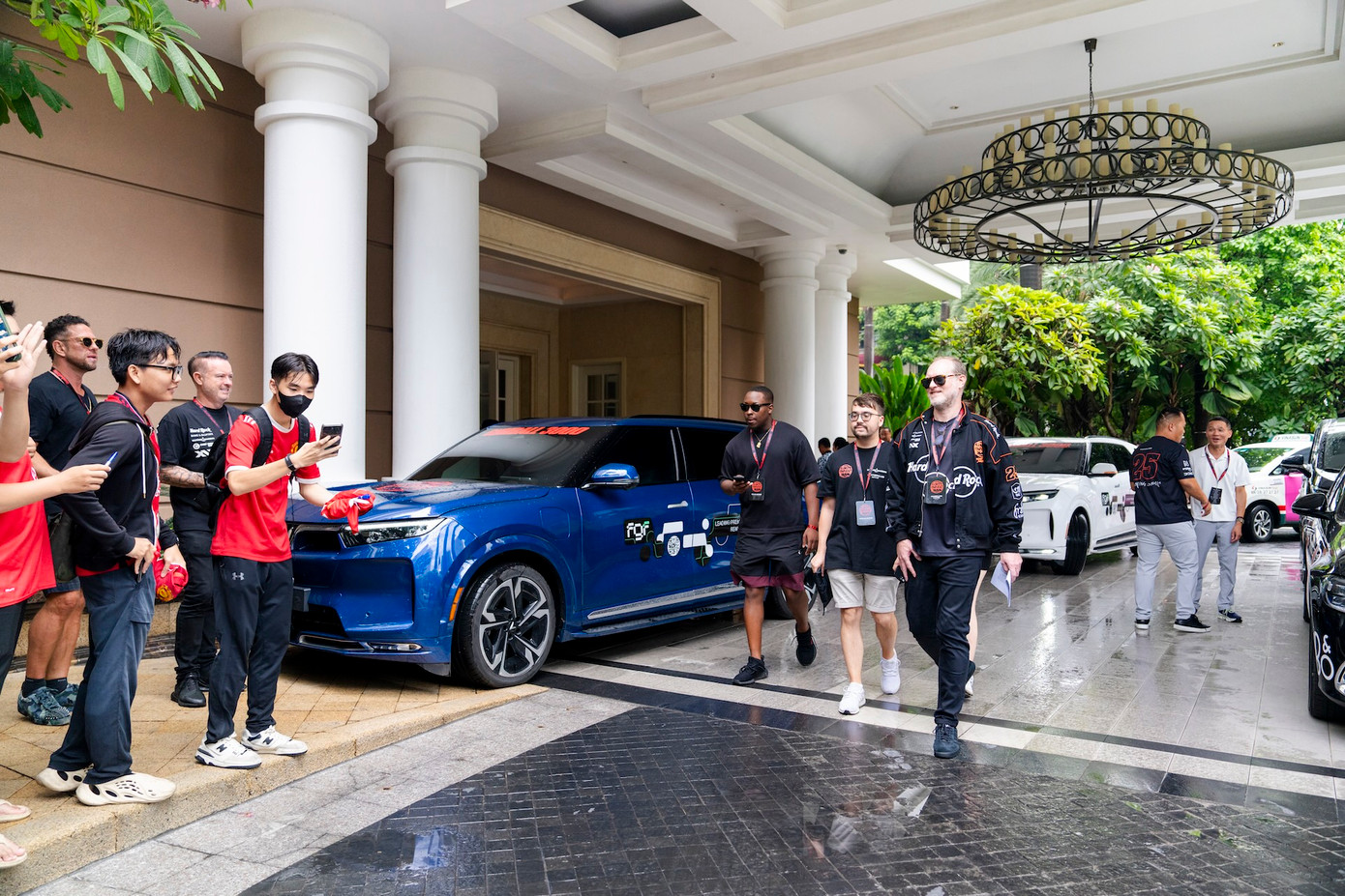 Người hâm mộ Việt “phát sốt” khi các KOL quốc tế xuất hiện cạnh những chiếc xe thương hiệu Việt của FGF. Người hâm mộ Việt “phát sốt” khi các KOL quốc tế xuất hiện cạnh những chiếc xe thương hiệu Việt của FGF.