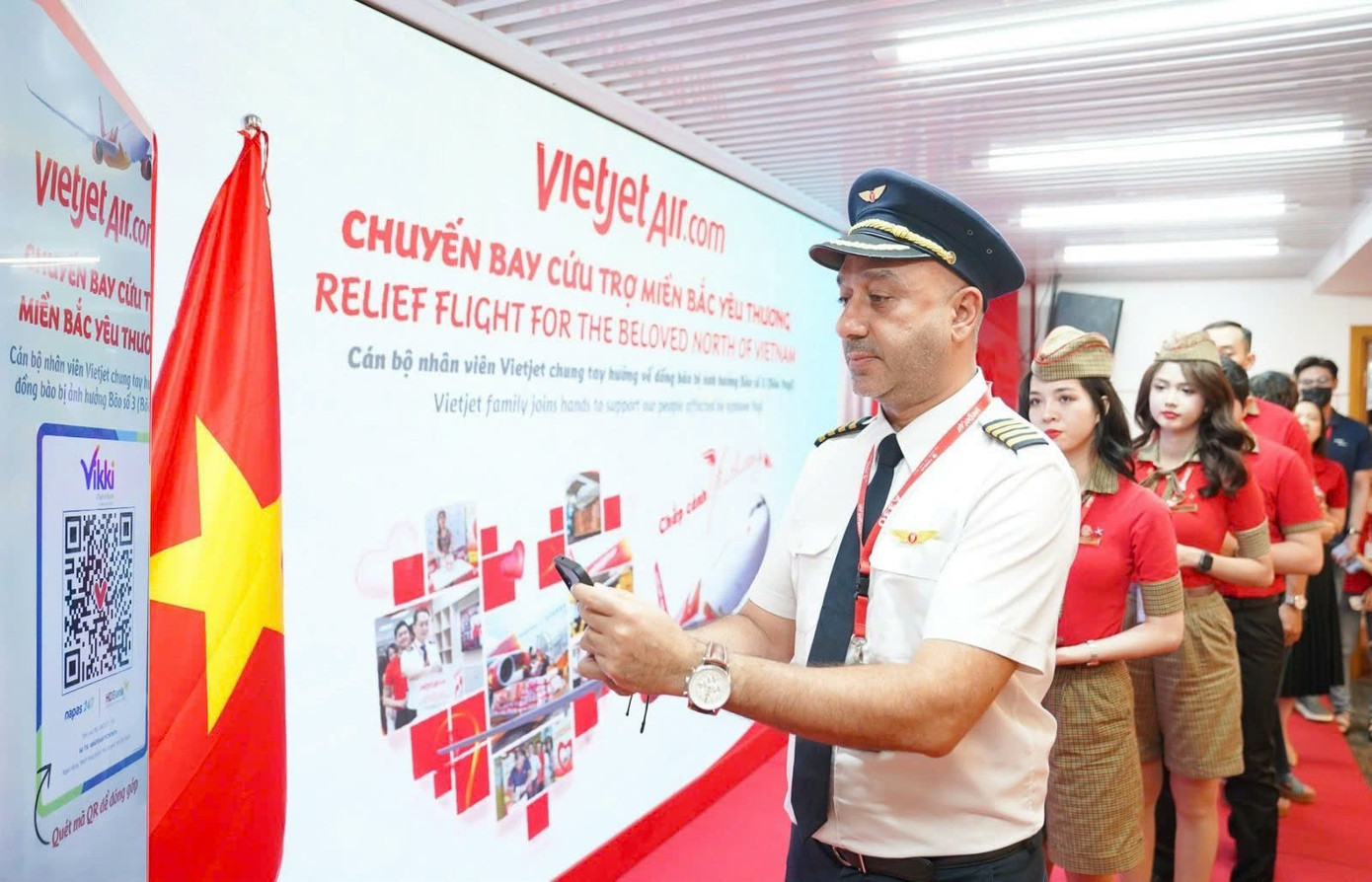 Cán bộ, nhân viên Vietjet chung tay đóng góp ủng hộ đồng bào chịu thiệt hại do bão lũ.