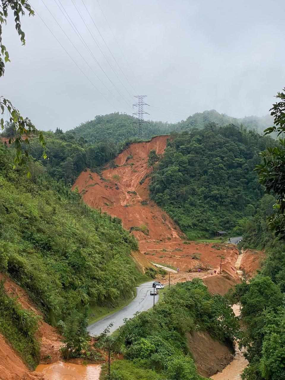 Mưa lớn gây sạt lở, chia cắt nhiều tuyến đường của tỉnh Cao Bằng.