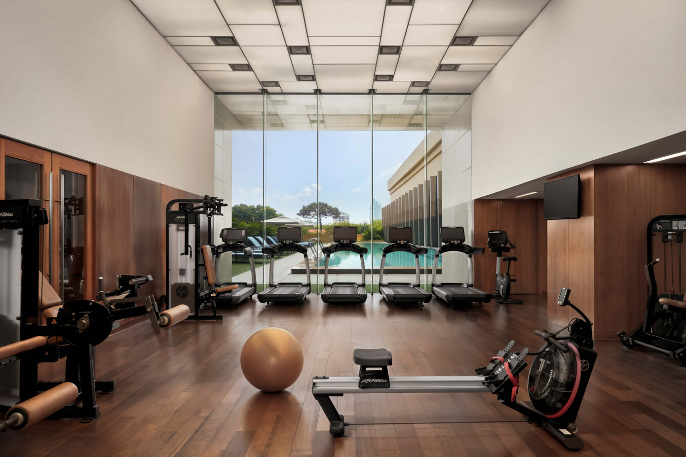 Khách hàng được dành thời gian tập luyện tại trung tâm thể thao với đầy đủ các thiết bị cao cấp