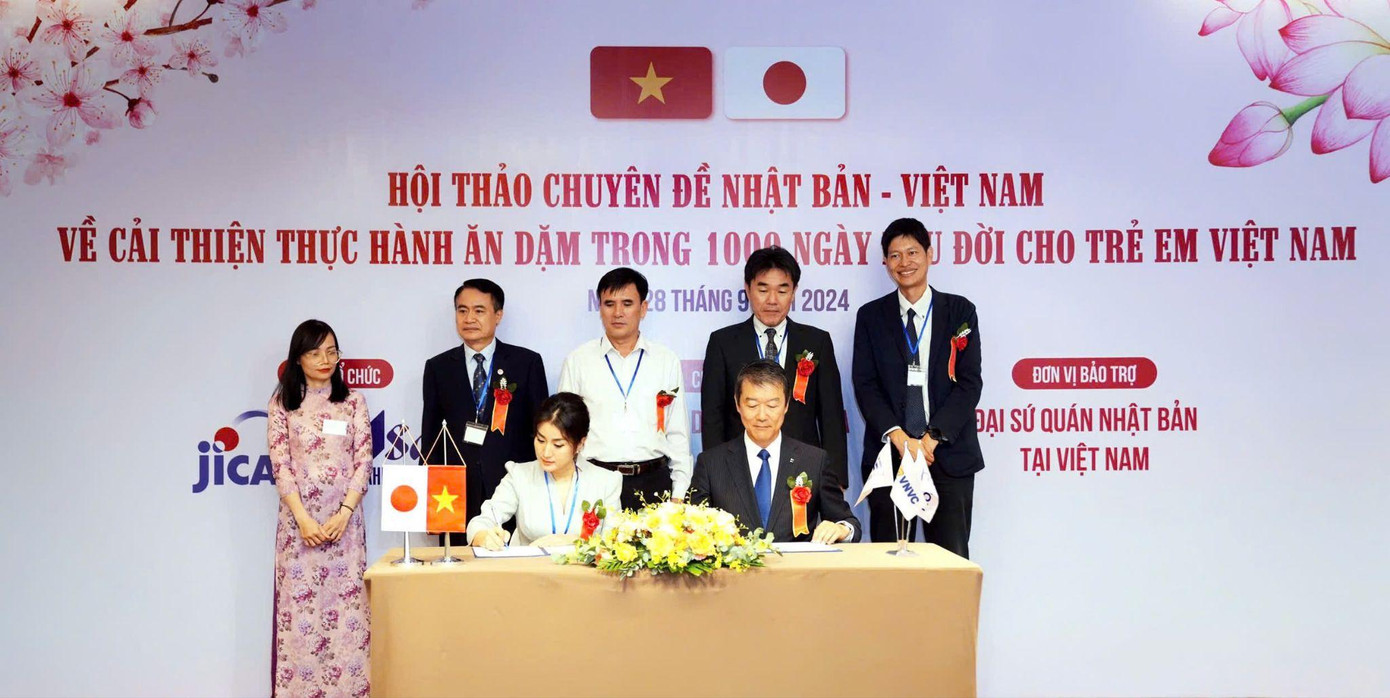 Ông Kawahara Hiroshi, Chủ tịch kiêm Giám đốc đại diện của Công ty cổ phần Asahi Group Foods ký kết hợp tác chiến lược cùng đại diện Hệ thống tiêm chủng VNVC. Ảnh: Nhật Minh