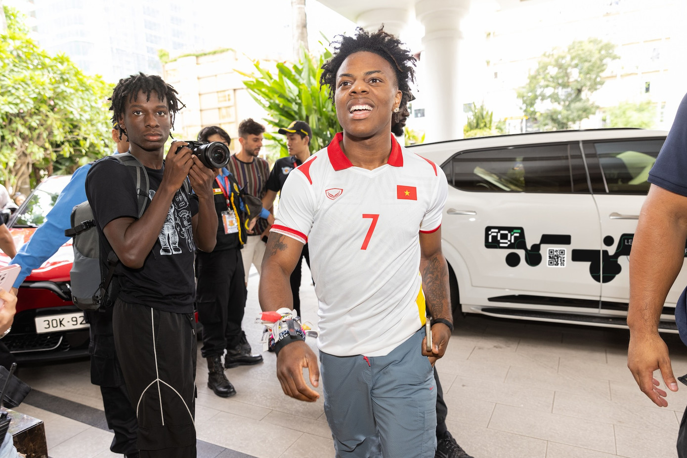 Streamer người Mỹ iShowSpeed đã sử dụng một chiếc VF 9 của FGF để “vi vu” phố phường TP HCM. Streamer người Mỹ iShowSpeed đã sử dụng một chiếc VF 9 của FGF để “vi vu” phố phường TP HCM.