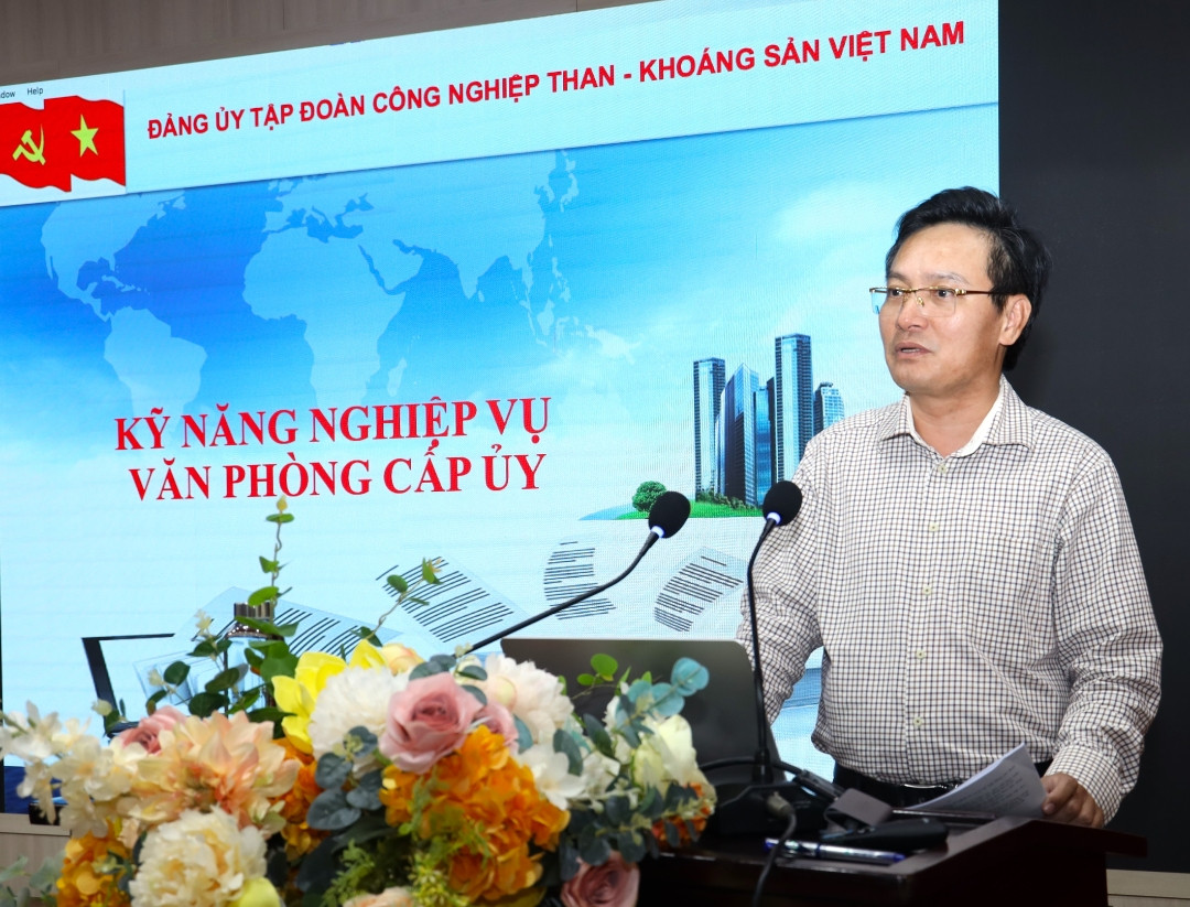 Đ/c Phùng Văn Vịnh - Ủy viên Ban Thường vụ, Chánh Văn phòng Đảng ủy TKV hướng dẫn chức năng nghiệp vụ văn phòng cấp ủy