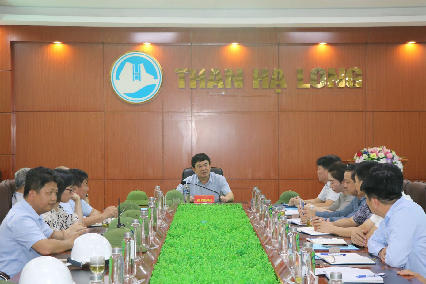 Bí thư Đảng ủy, Chủ tịch HĐTV TKV Ngô Hoàng Ngân kiểm tra sản xuất sau bão và làm việc với Công ty Than Hạ Long