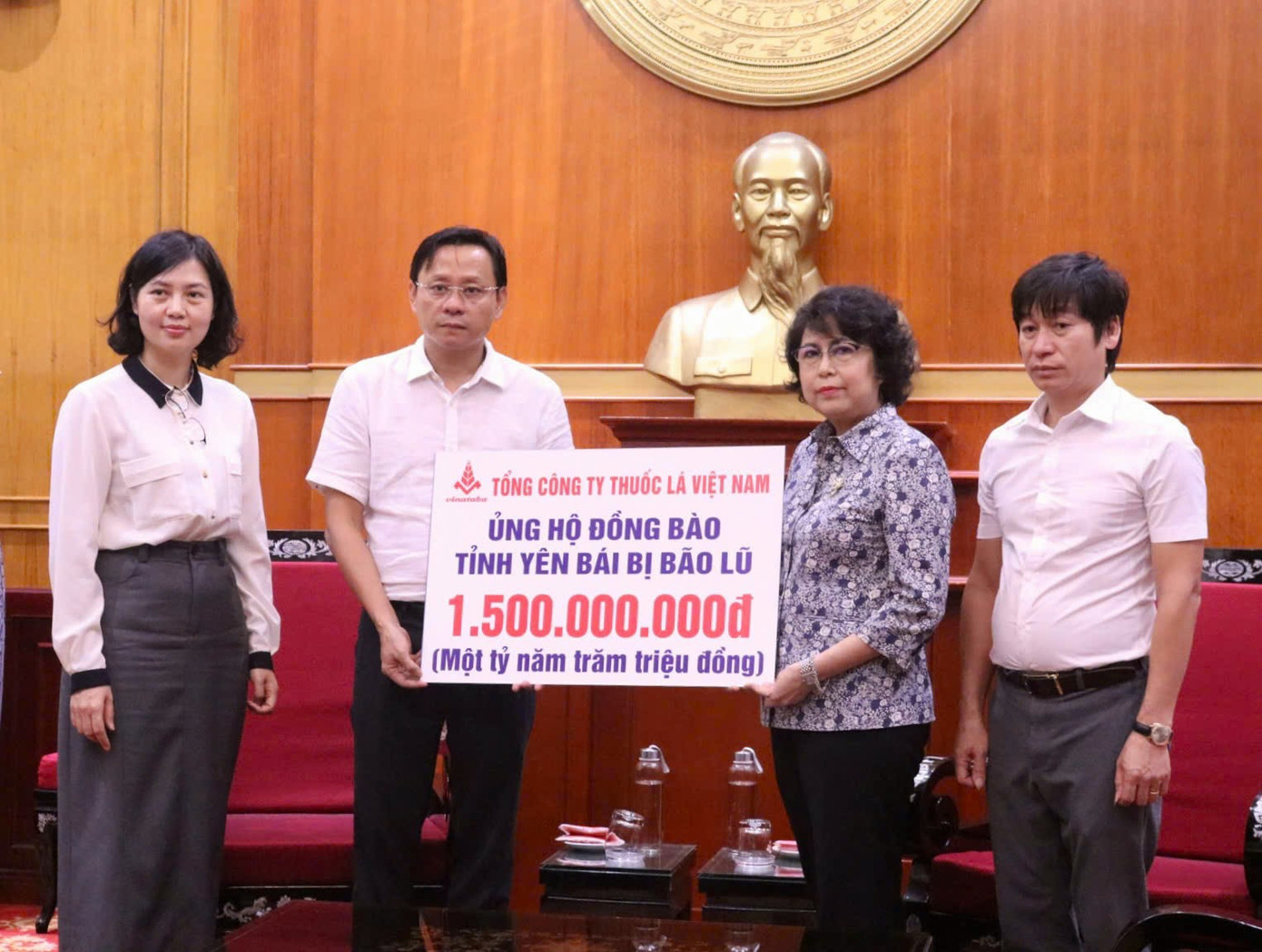 Đại diện lãnh đạo Vinataba trao kinh phí ủng hộ tới Ủy ban Trung ương MTTQ Việt Nam