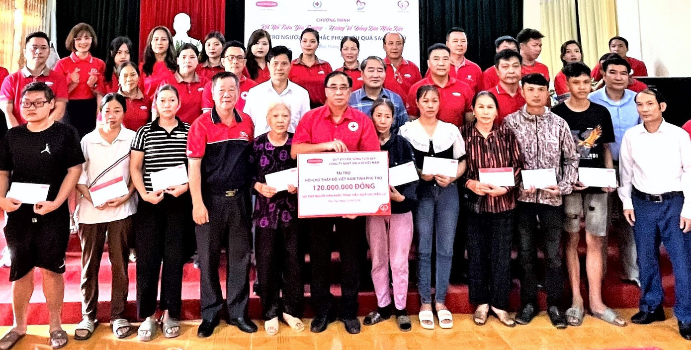 Dai – ichi Life Việt Nam trao quà cho người dân ở Phú Thọ. Ảnh: PV