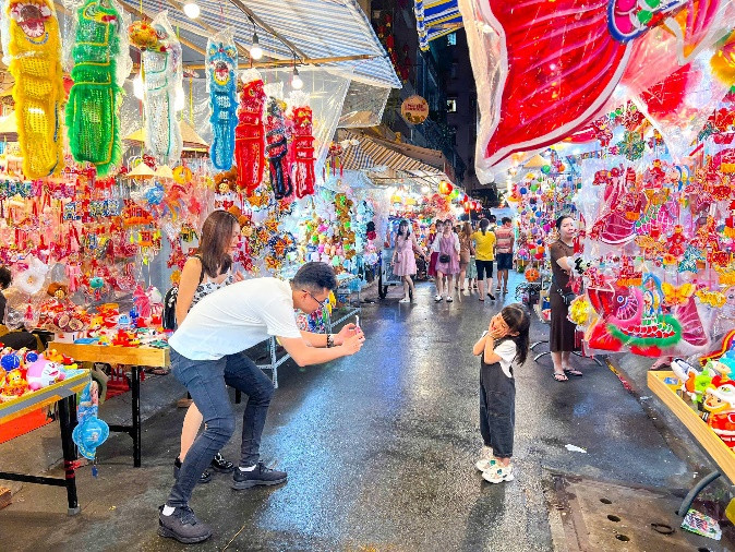 Các tuyến phố lồng đèn đã lung linh từ sớm, bất chấp tiết trời không thuận lợi những ngày này, nhiều cha mẹ, ông bà tranh thủ đưa con – cháu đi tham quan, check in địa điểm hot hit với những chiếc lồng đèn rực rỡ sắc màu được làm bởi bàn tay của những người thợ tài hoa